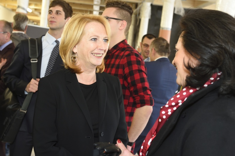 Nationalratspräsidentin Doris Bures (S) im Gespräch mit MitarbeiterInnen der beiteiligten Unternehmen