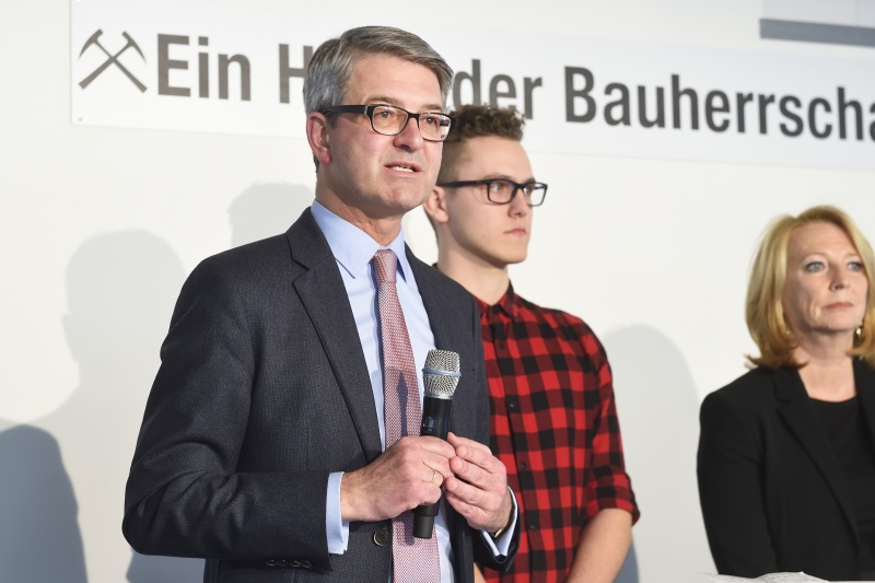 Von links: Parlamentsvizedirektor Alexis Wintoniak (bei der Begrüßung), Martin Schwarz Strabag und Nationalratspräsidentin Doris Bures (S)