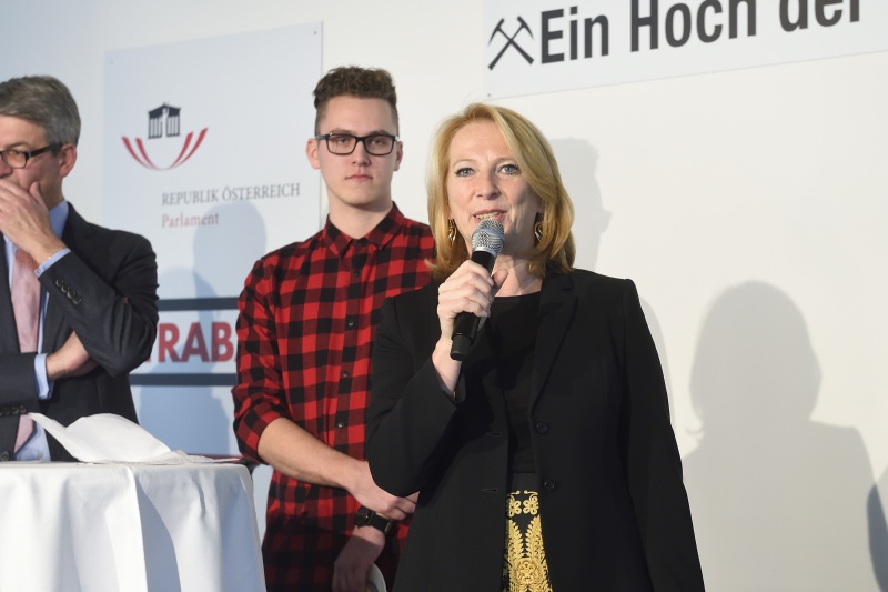 Von links: Parlamentsvizedirektor Alexis Wintoniak, Martin Schwarz Strabag und Nationalratspräsidentin Doris Bures (S) bei der Begrüßung