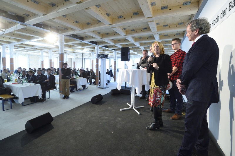 Nationalratspräsidentin Doris Bures (S) bei der Begrüßung. Blick Richtung VeranstaltungsteilnehmerInnen