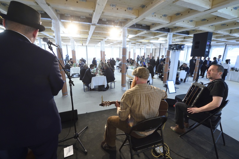 Musikalische Untermalung. Blick Richtung VeranstaltungsteilnehmerInnen