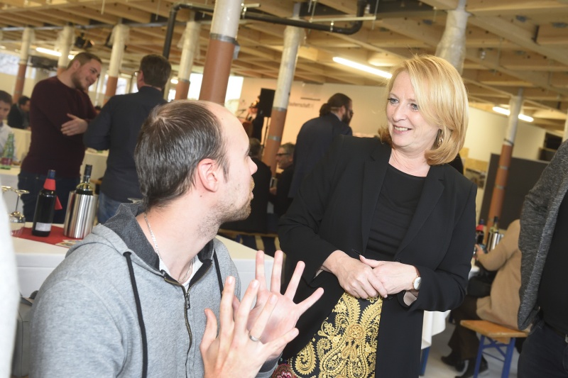 Nationalratspräsidentin Doris Bures (S) im Gespräch mit einem Mitarbeiter der beiteiligten Unternehmen