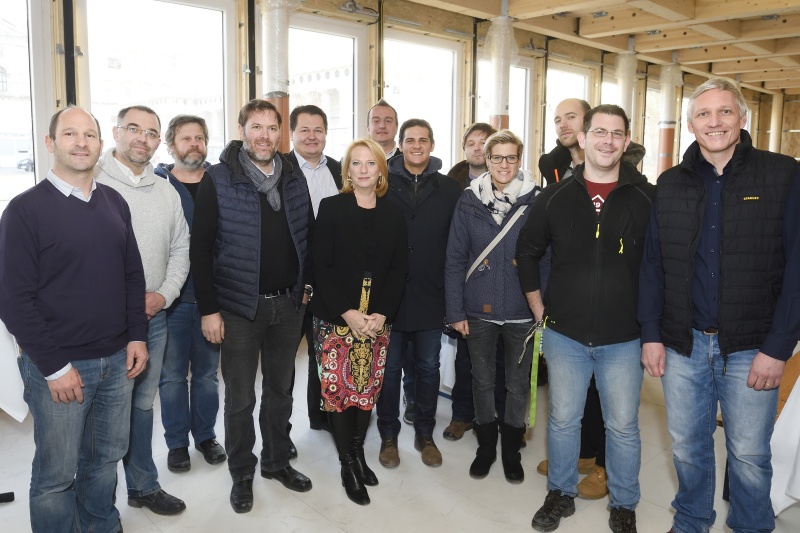 Nationalratspräsidentin Doris Bures (S) mit MitarbeiterInnen der beiteiligten Unternehmen