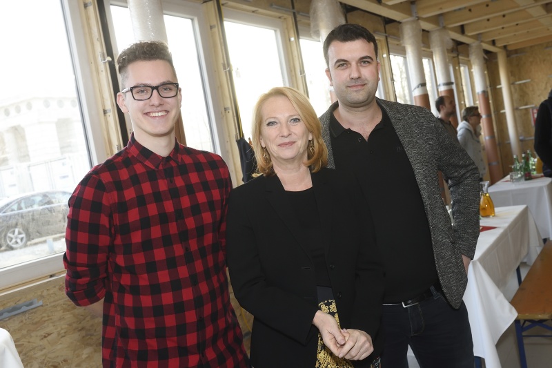 Nationalratspräsidentin Doris Bures (S) mit Mitarbeitern der beiteiligten Unternehmen - Bauleiter Strabag