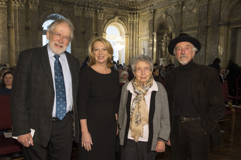 Von links: Anton Zeilinger, Nationalratspräsidentin Doris Bures (S), Helga Feldner-Busztin und Arik Brauer