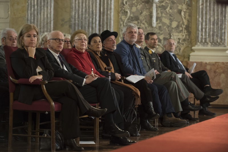 Von links: Israelische Botschafterin Talya Lador-Fresher, Deutscher Botschafter Johannes Haindl, Arik Brauer, Nationalratsabgeordneter Karl Öllinger (G) und VeranstaltungsteilnehmerInnen