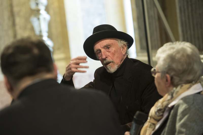 Gespräch mit ZeitzeugInnen. Podium von rechts: Helga Feldner-Busztin und Arik Brauer (am Wort)