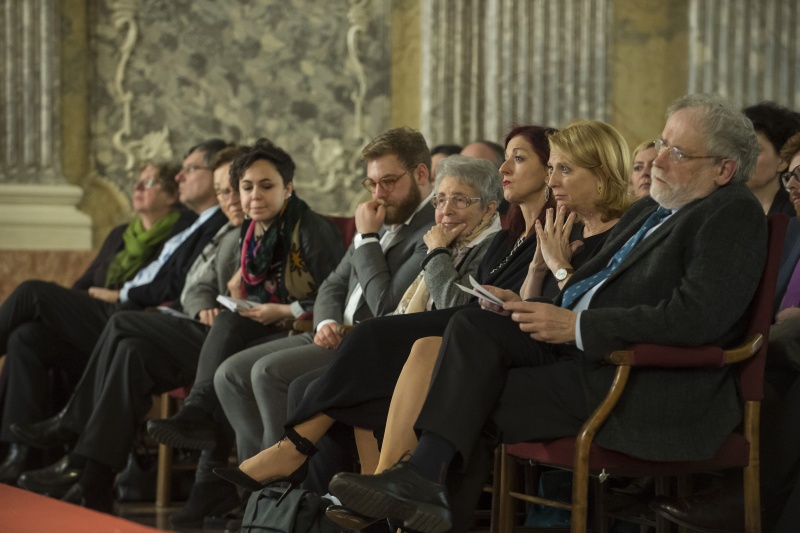 Von rechts: Anton Zeilinger, Nationalratspräsidentin Doris Bures (S), Hannah Lessing, Helga Feldner-Busztin und VeranstaltungsteilnehmerInnen