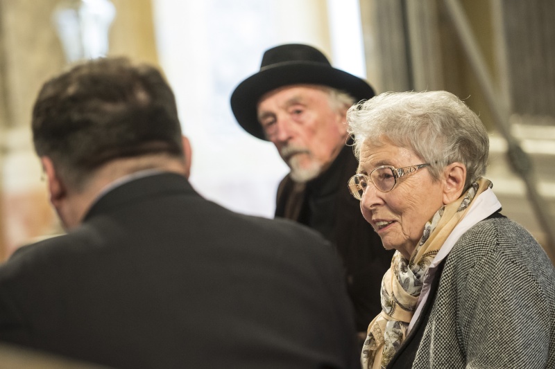 Gespräch mit ZeitzeugInnen. Podium von rechts: Helga Feldner-Busztin und Arik Brauer