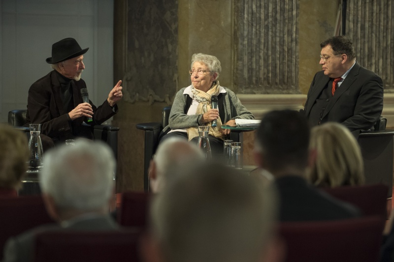 Gespräch mit ZeitzeugInnen. Podium von rechts: Gerhard Baumgartner, Helga Feldner-Busztin und Arik Brauer  (am Wort)