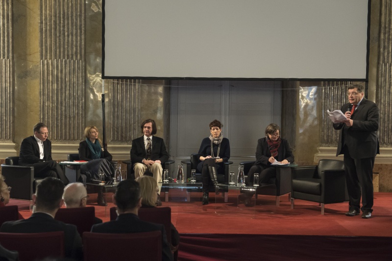 Gespräch mit HistorikerInnen. Podium von links: Doron Rabinovici, Michaela Raggam-Blesch, Dieter J. Hecht, Monika Sommer, Heidemarie Uhl und Gerhard Baumgartner (am Wort)