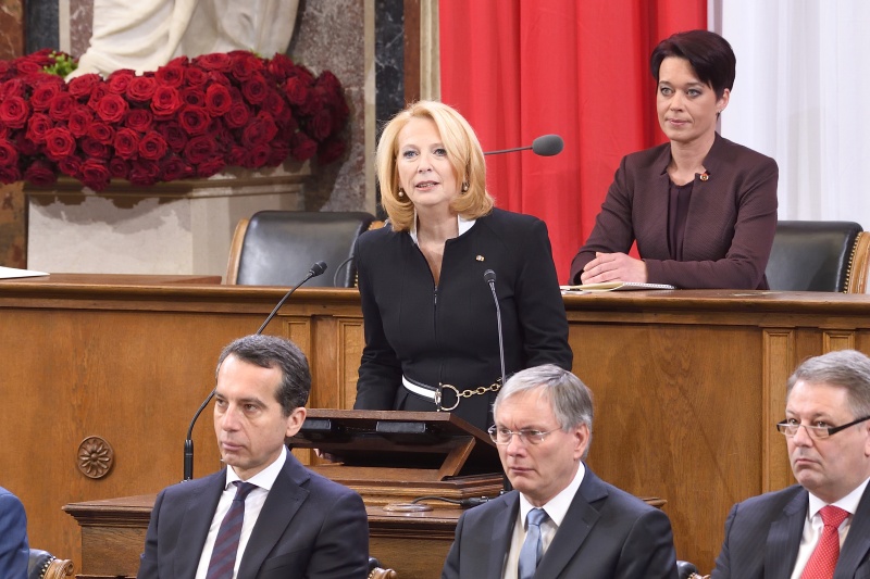 Nationalratspräsidentin Doris Bures (S) bei ihrer Ansprache am Rednerpult