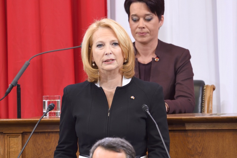 Nationalratspräsidentin Doris Bures (S) bei ihrer Ansprache am Rednerpult