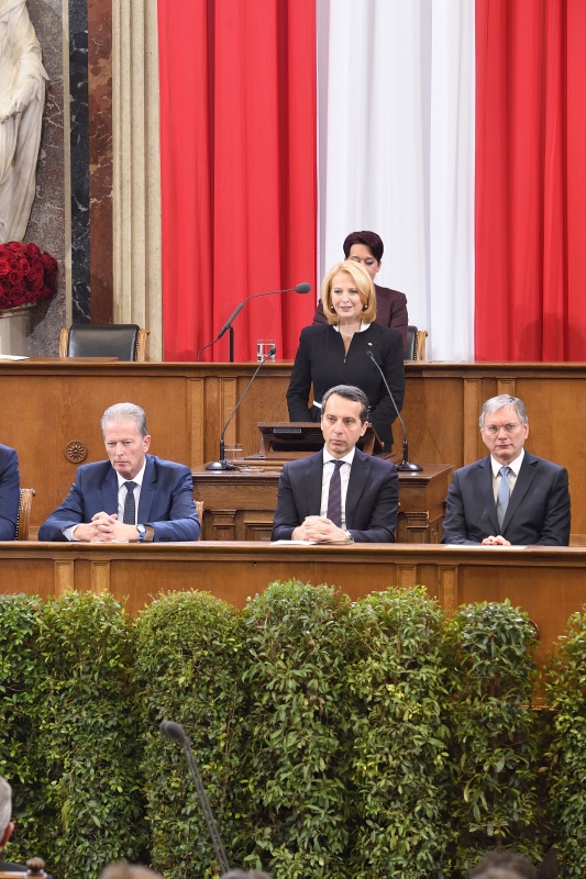 Nationalratspräsidentin Doris Bures (S) bei ihrer Ansprache am Rednerpult