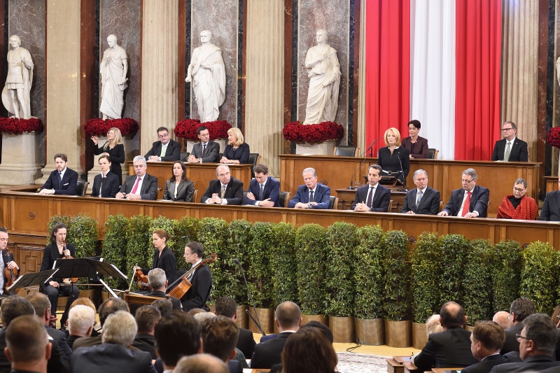 Nationalratspräsidentin Doris Bures (S) bei ihrer Ansprache am Rednerpult