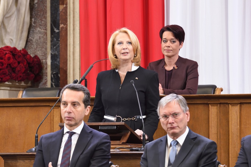Nationalratspräsidentin Doris Bures (S) bei ihrer Ansprache am Rednerpult