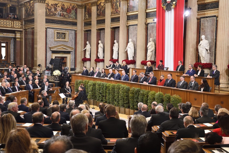 Nationalratspräsidentin Doris Bures (S) bei ihrer Ansprache am Rednerpult. Blick Richtung VeranstaltungsteilnehmerInnen
