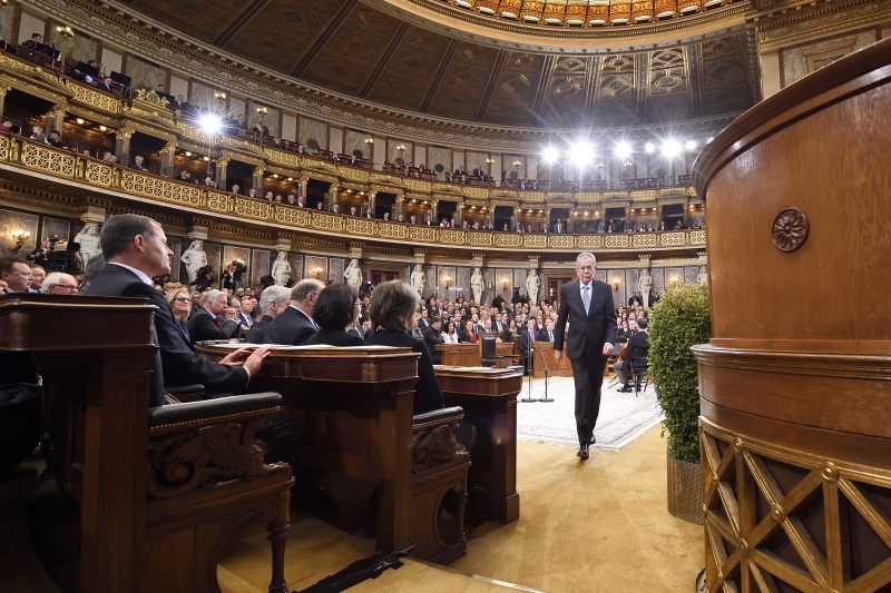 Bundespräsident Alexander Van der Bellen am weg zum Rednerpult. Blick Richtung VeranstaltungsteilnehmerInnen