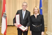 Von rechts: Nationalratspräsidentin Doris Bures (S) und Bundespräsident Alexander Van der Bellen mit der Insignie des Großsterns des Ehrenzeichens für Verdienste um die Republik Österreich