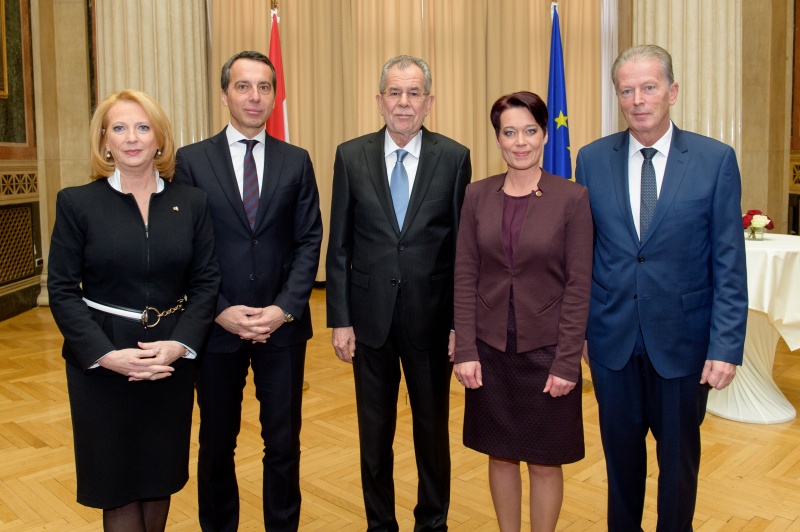 Von links: Nationalratspräsidentin Doris Bures (S), Bundeskanzler Christian Kern (S), Bundespräsident Alexander Van der Bellen, Bundesratspräsidentin Sonja Ledl-Rossmann (V), Vizekanzler Reinhold Mitterlehner (V)