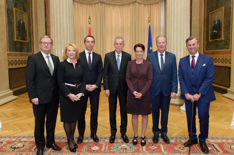 Von links: Zweiter Nationalratspräsident Karlheinz Kopf (V), Nationalratspräsidentin Doris Bures (S), Bundeskanzler Christian Kern (S), Bundespräsident Alexander Van der Bellen, Bundesratspräsidentin Sonja Ledl-Rossmann (V), Vizekanzler Reinhold Mitterlehner (V) und Dritter Nationalratspräsident Norbert Hofer (F)