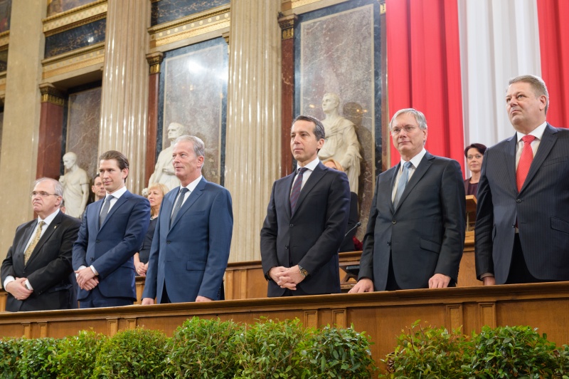 Regierungsbank von links: Jusitzminister Wolfgang Brandstetter (V), Außenminister Sebastian Kurz (V), Vizekanzler Reinhold Mitterlehner (V), Bundeskanzler Christian Kern (S), Sozialminister Alois Stöger (S) und Landwirtschaftsminister Andrä Rupprechter (S)