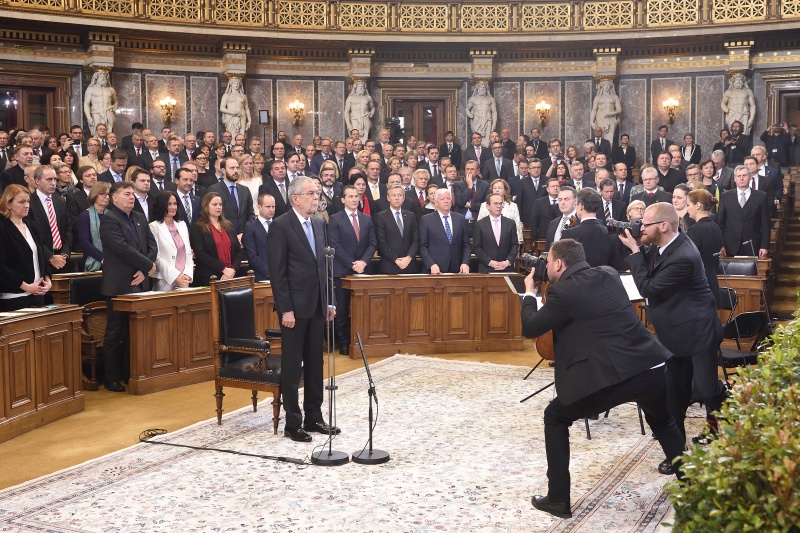 Bundespräsident Alexander Van der Bellen bei der Angelobung. Blick Richtung VeranstaltungsteilnehmerInnen