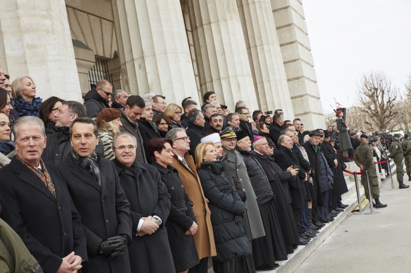 von links: Vizekanzler Reinhold Mitterlehner (V), Bundeskanzler Christian Kern (S), Justizminister Wolfgang Brandstätter (V), Bundesratspräsidentin Sonja Ledl-Rossmann (V), Zweiter Nationalratspräsident Karlheinz Kopf (V), Nationalratspräsidentin Doris Bures (S)