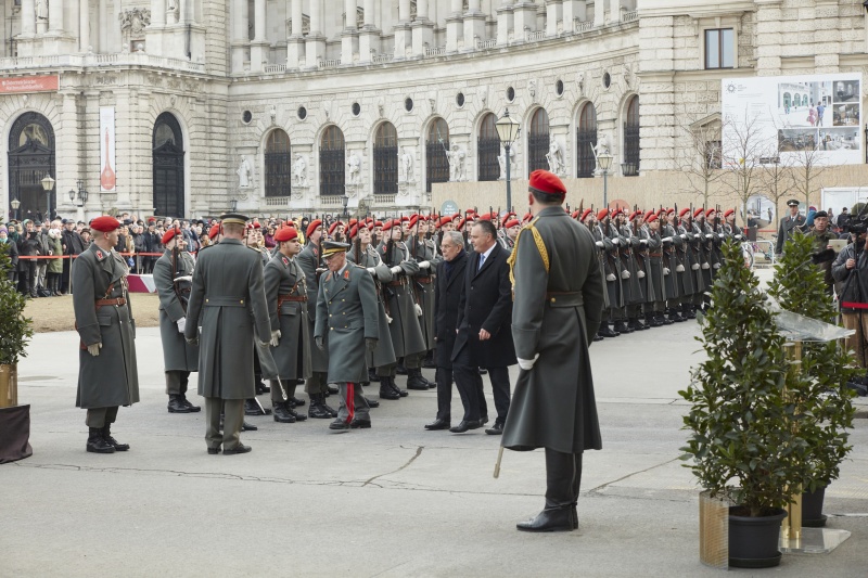 Bundespräsident Alexander Van der Bellen und Verteidigungsminister Hans Peter Doskozil (S) schreiten das Ehrenbattataillon ab