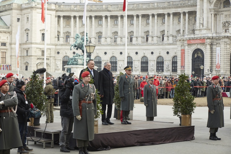 Podium von links: Verteidigungsminister Hans Peter Doskozil (S) und Bundespräsident Alexander Van der Bellen