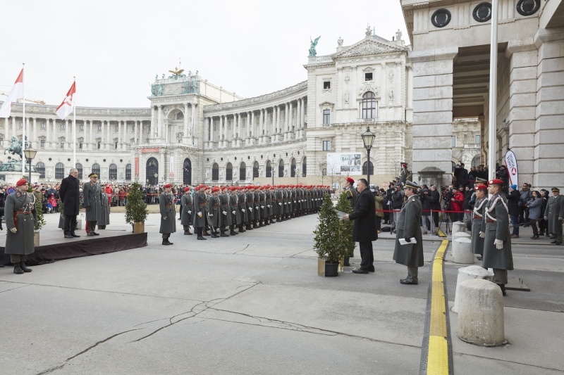 Rede von Verteidigungsminister Hans Peter Doskozil (S) am Rednerpult. Am Podium Bundespräsident Alexnader Van der Bellen