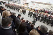 Bundespräsident Alexander Van der Bellen und Verteidigungsminister Hans Peter Doskozil (S) schreiten das Ehrenbattataillon ab