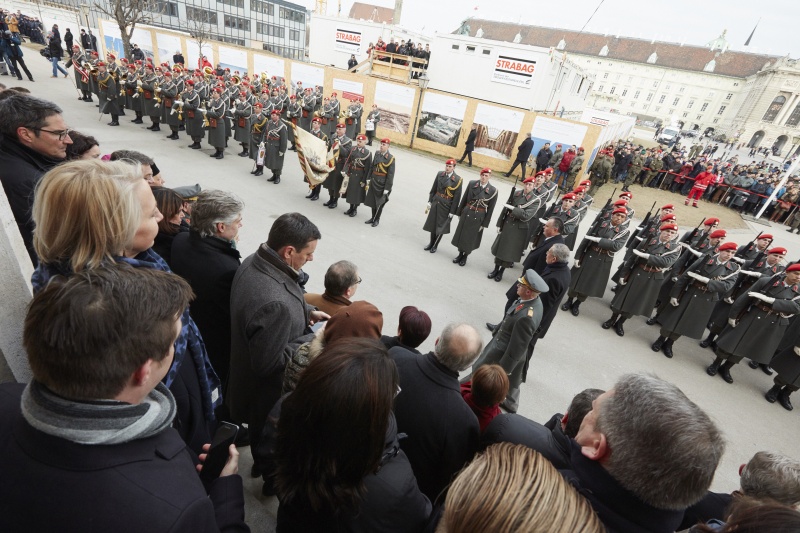 Bundespräsident Alexander Van der Bellen und Verteidigungsminister Hans Peter Doskozil (S) schreiten das Ehrenbattataillon ab
