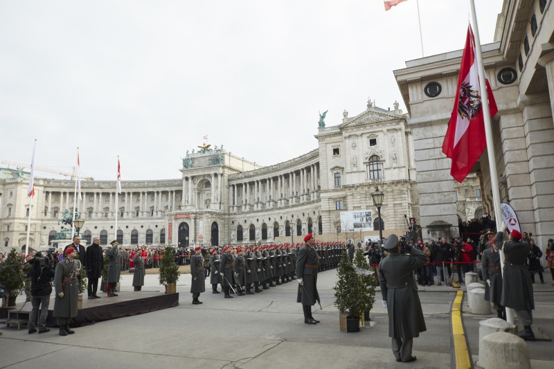Flaggenparade. Podium von links: Verteidigungsminister Hans Peter Doskozil (S) und Bundespräsident Alexander Van der Bellen