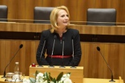 Nationalratspräsidentin Doris Bures (S) bei der Begrüßung am Rednerpult
