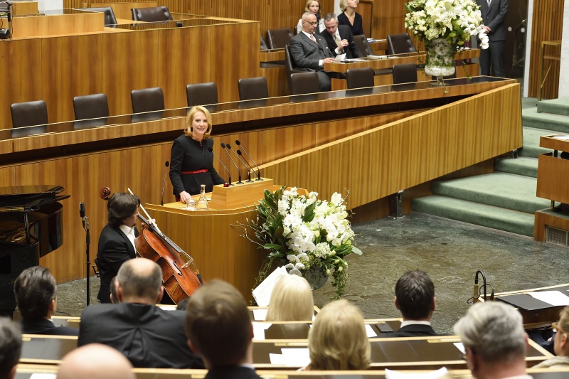 Nationalratspräsidentin Doris Bures (S) bei der Begrüßung am Rednerpult

