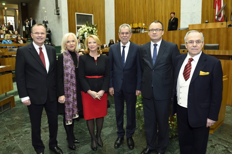 Von links: Volksanwalt Günther Kräuter, Volksanwältin Gertrude Brinek, Nationalratspräsidentin Doris Bures (S), Bundespräsident Alexander Van der Bellen, Adam Bodnar, Ombudsman der Republik Polen und Volksanwalt Peter Fichtenbauer