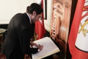 Der Präsident der Region Kalabrien Nicola Irto beim Eintrag in das Gästebuch