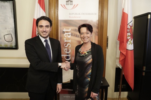 Von rechts: Bundesratspräsidentin Sonja Ledl-Rossmann (V) begrüßt den Präsidenten der Region Kalabrien Nicola Irto