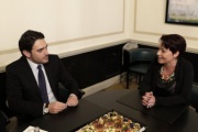 Aussprache. Von links: Präsident der Region Kalabrien Nicola Irto im Gespräch mit Bundesratspräsidentin Sonja Ledl-Rossmann (V)