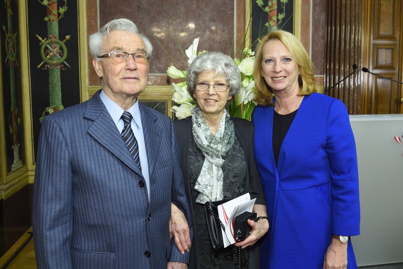 Von links: Richard Wadani, Linde Wadani und Nationalratspräsidentin Doris Bures (S)