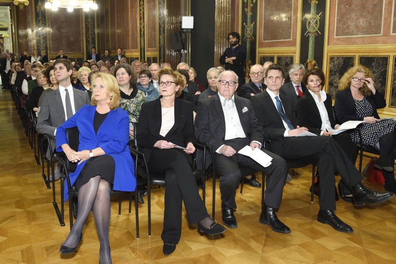 1. Reihe von links: Nationalratspräsidentin Doris Bures (S), Parlamentsvizedirektorin Susanne Janistyn-Novák, Manfried Welan, Thomas Geldmacher, Vizepräsidentin des Verfassungsgerichtshofes Brigitte Bierlein, Patricia Hladschik, Ludwig Boltzmann Institut für Menschenrechte