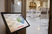 Zugang zur Ausstellung mit Projekten österreichischer und slowenischer ArchitektInnen
