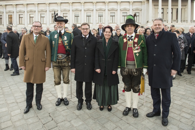 Von links: Zweiter Nationalratspräsident Karlheinz Kopf (V), Veranstaltungsteilnehmer, Landeshauptmann von Tirol Günther Platter (V), Bundesratspräsidentin Sonja Ledl-Rossmann (V), Landeskommandant Tiroler Schützen und Landwirtschaftsminister Andrä Rupprechter (V)