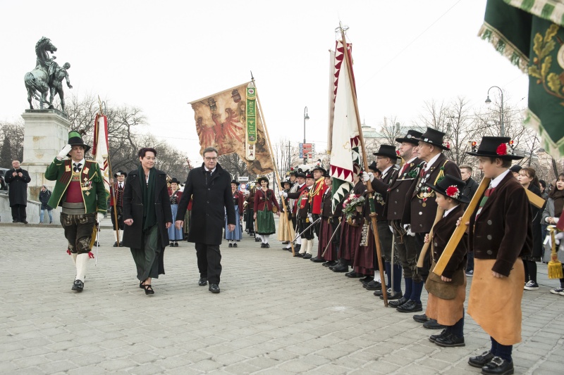 Von links: Landeskommandant Tiroler Schützen, Bundesratspräsidentin Sonja Ledl-Rossmann (V), Landeshauptmann Günther Platter (V)
