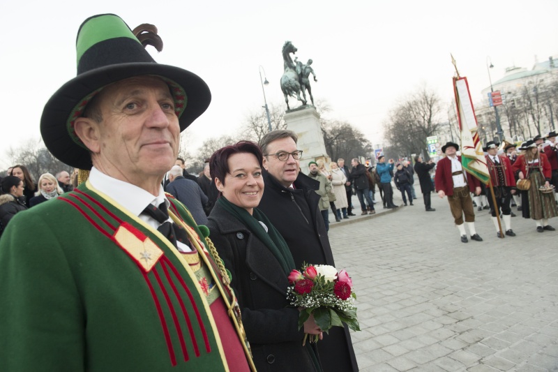 Von links: Landeskommandant Tiroler Schützen, Bundesratspräsidentin Sonja Ledl-Rossmann (V), Landeshauptmann Günther Platter (V)