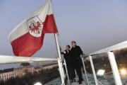 Bundesratspräsidentin Sonja Ledl-Rossmann (V) und Landeshauptmann Günther Platter (V) hissen die Tiroler Landesfahne am Parlamentsdach