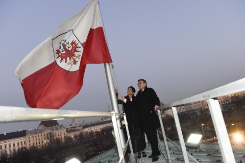 Bundesratspräsidentin Sonja Ledl-Rossmann (V) und Landeshauptmann Günther Platter (V) hissen die Tiroler Landesfahne am Parlamentsdach