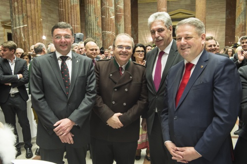 Von links: Infrastrukturminister Jörg Leichtfried (S), Justizminister Wolfgang Brandstetter (V), Finanzminister Johann Georg Schelling (V) und Landwirtschaftsminister Andrä Rupprechter (V)
