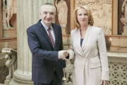 Von rechts: Nationalratspräsidentin Doris Bures (S) begrüßt den albanischen Parlamentspräsidenten Ilir Meta